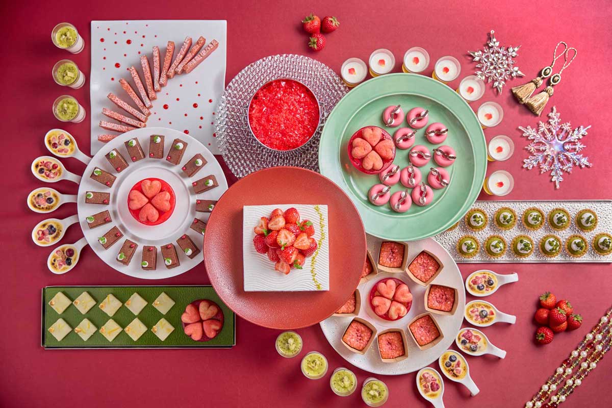 鉄板でジュワッと香ばしく焼き上げるケイジャンシュリンプは、香草バターの香りが弾けるライブキッチン。ほくほくと旨みを閉じ込めた黒豚とビーフのミートローフに、一度食べたら人に言いたくなる伝統のローストビーフが並ぶ、冬の贅沢ランチ。