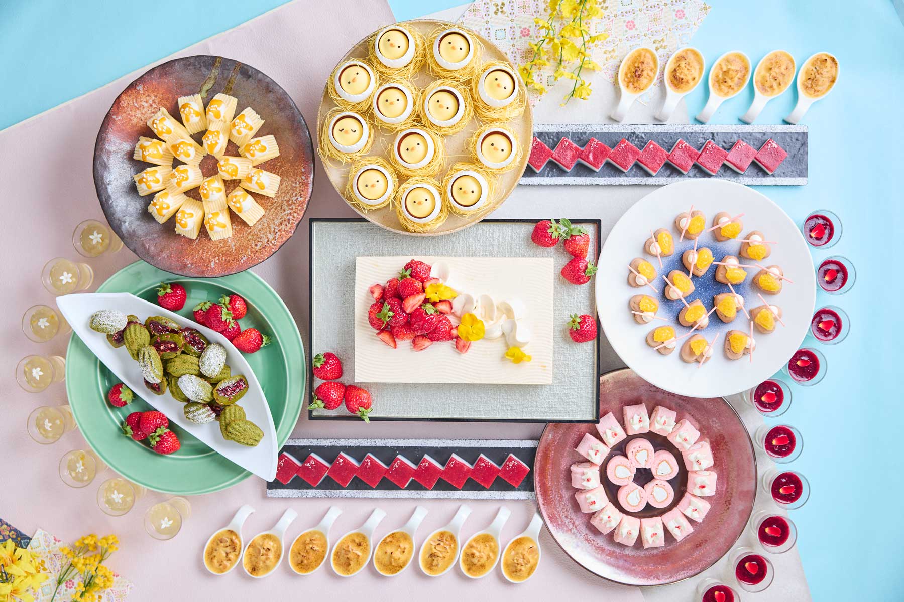 鉄板で香ばしく焼き上げる海老のハーブソテーに、カリッとしたポテトガレットとアスパラのクリームソースが春の彩りを添えるライブキッチン。オーブンでふっくら仕上げたイタリアンチーズハンバーグには、トマトと卵のやさしいソースをたっぷりと。一度食べたら人に言いたくなる伝統のローストビーフが並ぶ、心弾む春のご褒美ランチ。