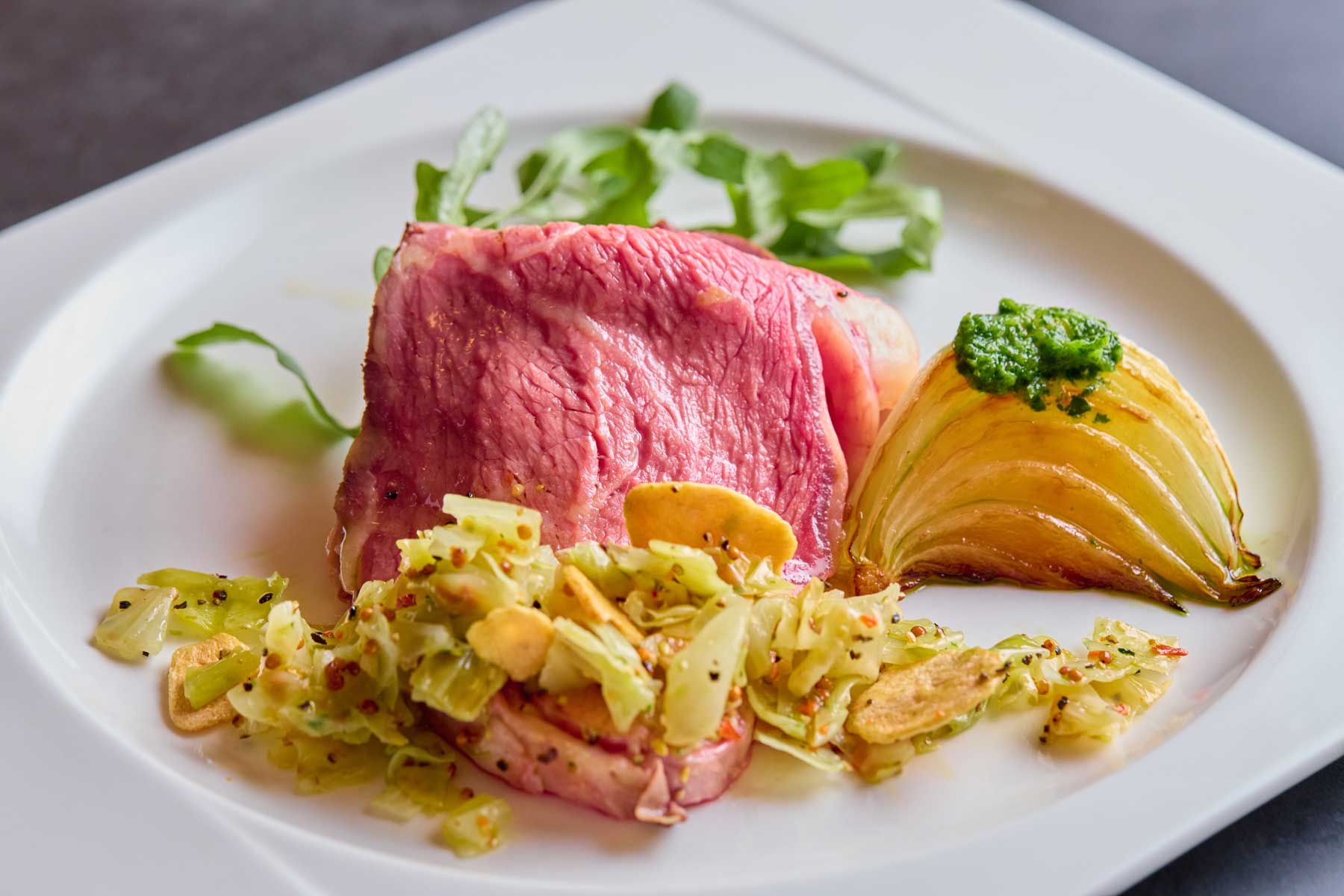ふんわりと焼き上げた海老ピカタに、桜エビの香ばしさと春菊のほろ苦さが重なる、香草レモンクリーム仕立てのリゾット。オーブンでふっくら仕上げたイタリアンチーズハンバーグには、トマトと卵のやさしいソースをたっぷりと。一度食べたら人に言いたくなる伝統のローストビーフが並ぶ、心ほどける春のご褒美ディナー。