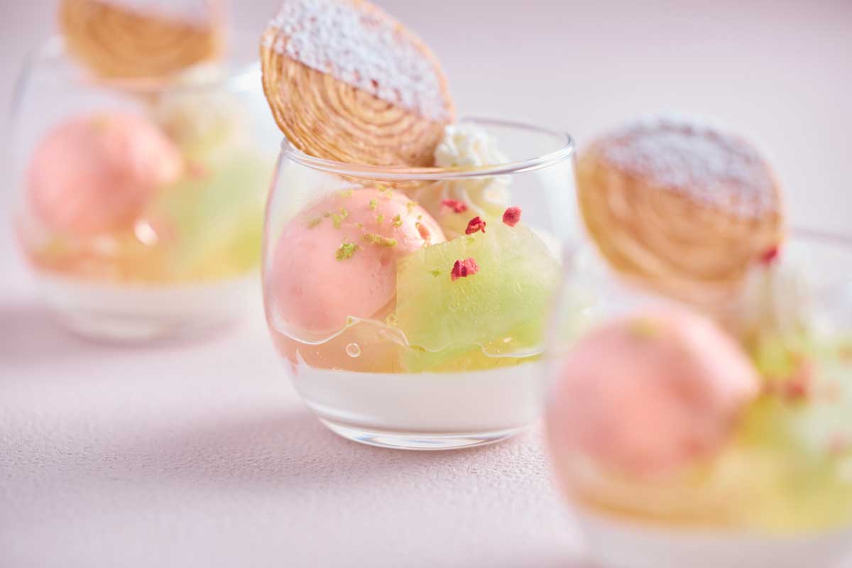 ゴールデンウィークは、みんなで集まっておいしい時間を。トマト風味でさっぱりと楽しめるしゃぶしゃぶや、外はサクッと香ばしい鰹のカツレツ ハーブの香りなど、季節の味わいを取りそろえました。期間限定で、国産牛のローストビーフと国産牛のしゃぶしゃぶも登場。やわらかな肉質と豊かな旨みを、ホテルならではの一皿でご堪能ください。連休のひとときを、ホテルならではのごちそうとともに。