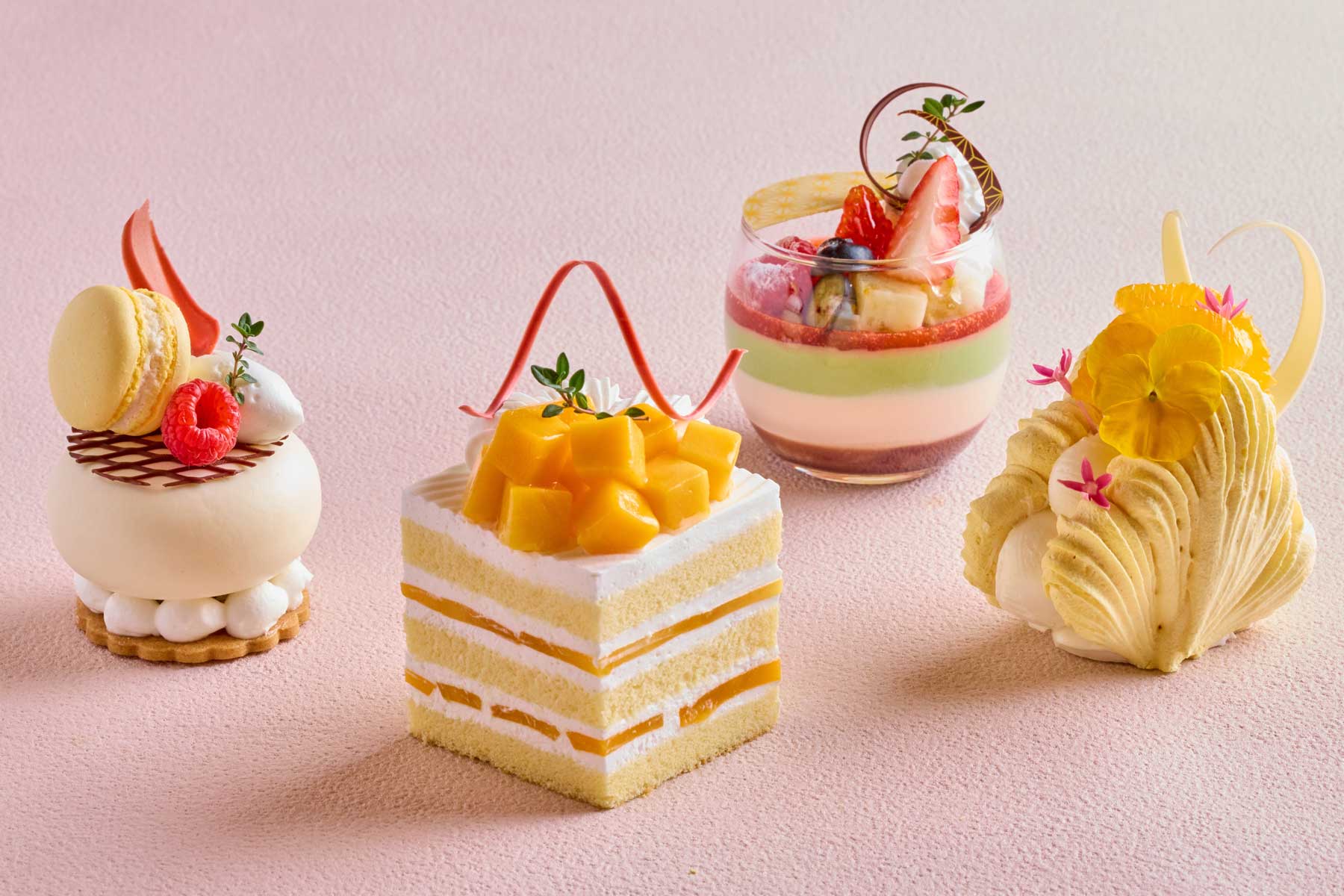 <br>季節のスイーツフェア<br><span class="font-14pt u-font-12pt--on-mobile">美しさのなかにある<br>豊かな香りと食感を味わうスイーツ</span>