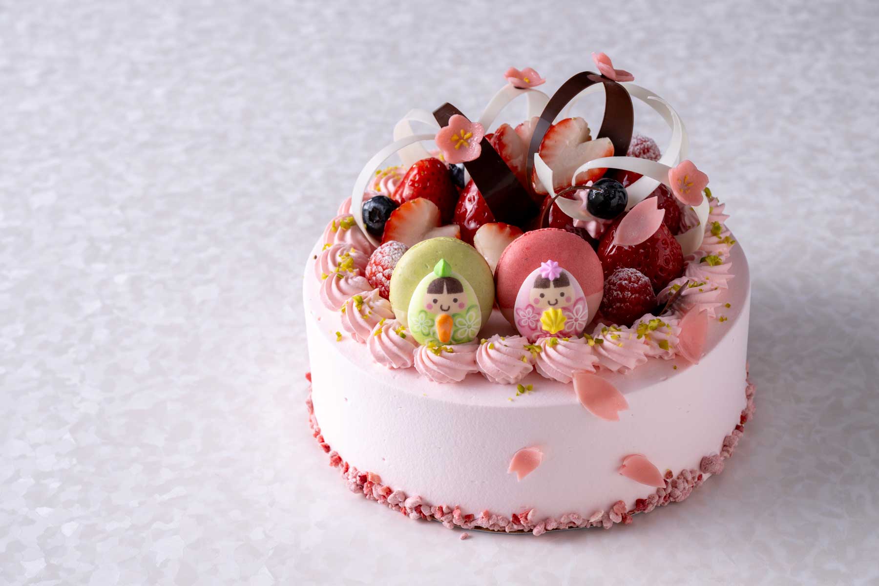 <br>ひなまつりケーキ<br><span class="font-14pt u-font-12pt--on-mobile">苺クリームでコーティングした<br>ガトー・オ・フレーズを可愛らしく仕上げた、<br>”晴れの日”にぴったりなケーキ</span>