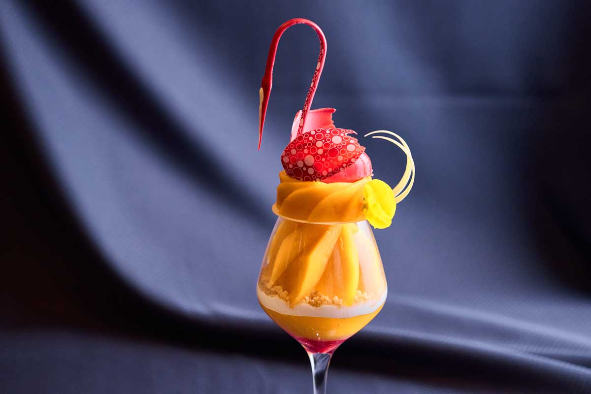 <br>スワンパフェ～宮崎マンゴー～<br><span class="font-14pt">太陽の恵みを宿した宮崎マンゴーがグラスに花開く。<br>黄金の艶めきととろける甘さを重ねた、<br>旬を味わうパフェ。</span>