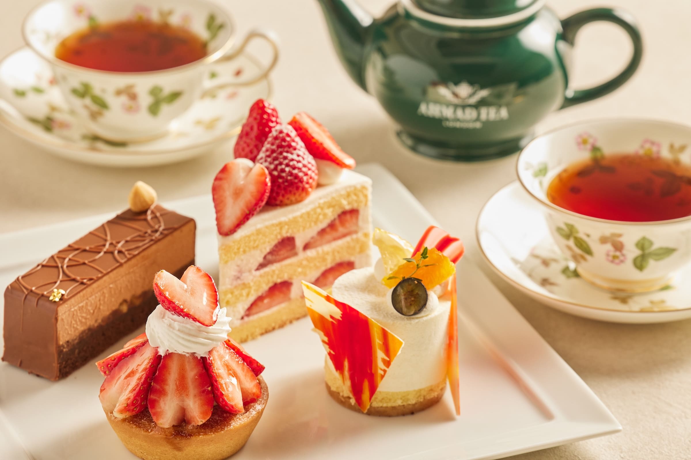 <br>ケーキセット<br><span class="font-14pt">ケーキとともに<br>解放感ある吹き抜けのロビーラウンジで<br>優雅なティータイムを。</span>
